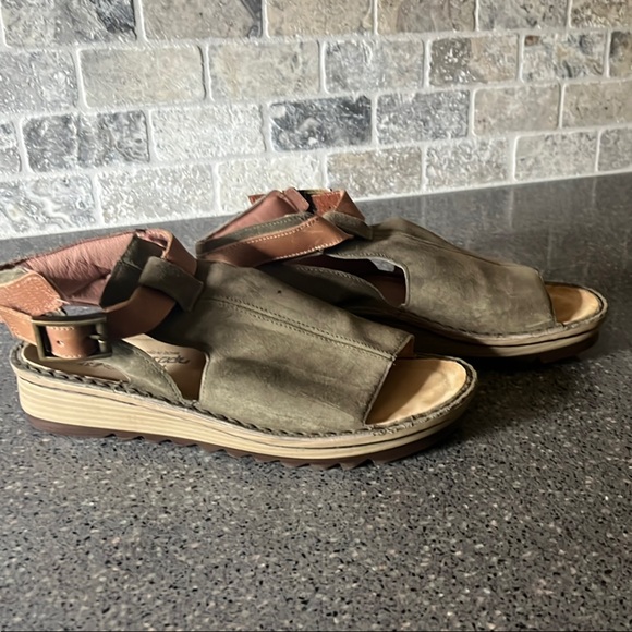 Naot Green and Brown Comfort Sandals with Adjustable Strap EUC Size 37 - Picture 1 of 12